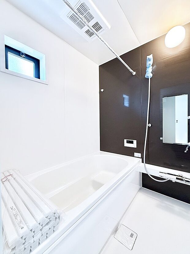 ■落ち着いた色合いの壁面、ゆっくり寛げるバスルーム