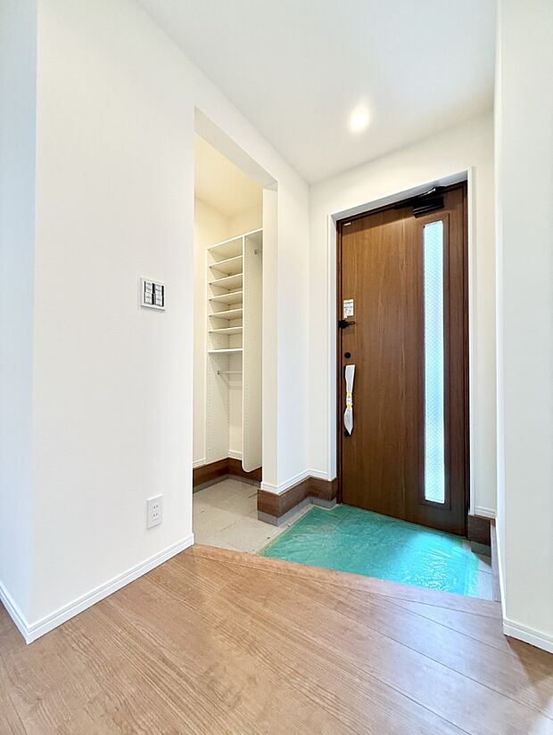 【玄関】■ 毎日を気持ちよく迎える、明るく温もりのある玄関