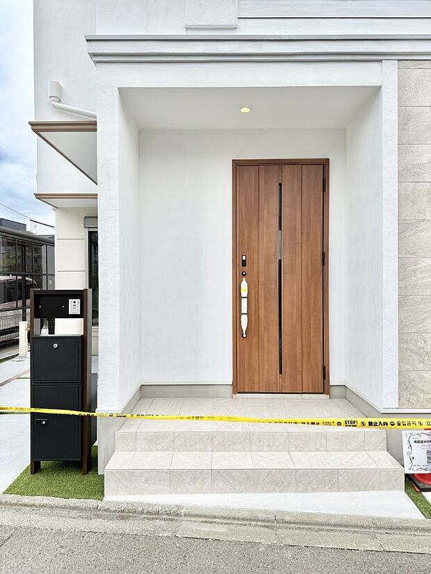【玄関】■ シンプルで美しく、住まいの第一印象を彩る玄関です