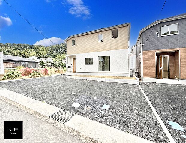 【現地外観写真】■暮らしを彩る充実した設備仕様が備わった住まい