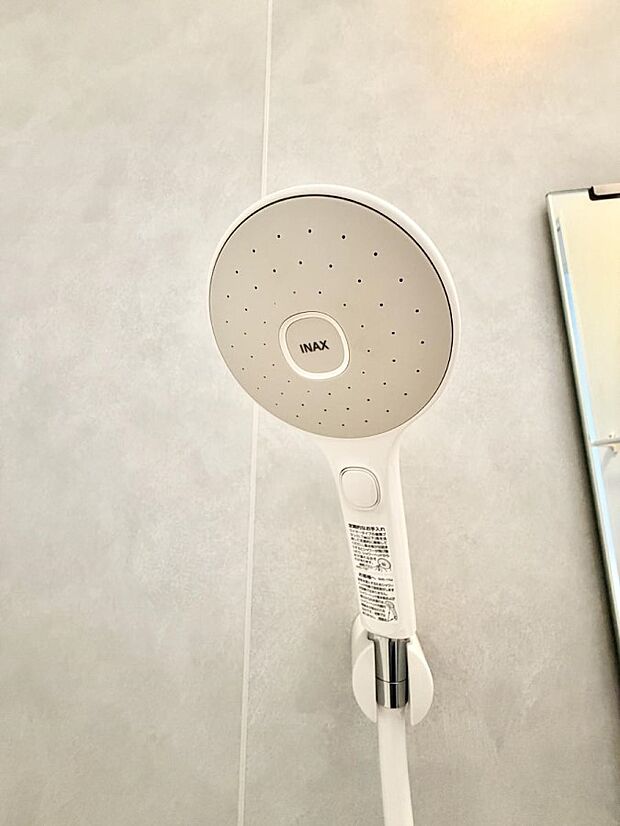 【止水シャワーヘッド】■わざわざシャワー水栓のレバーまで手を伸ばす必要がなく、簡単に止水できる