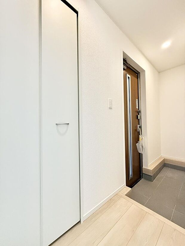 【玄関】■ 家族やゲストをやさしく迎える、心地よい空間