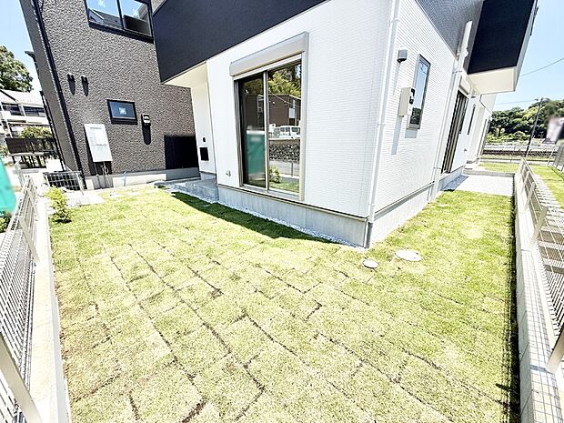 【庭】■庭付き住宅はガーデニングや家族のイベントなど多様な使用用途で活用できます  