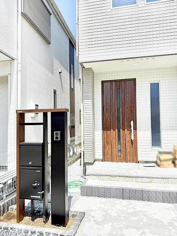 【玄関】■ 家族とゲストをやさしく迎える、心温まる玄関