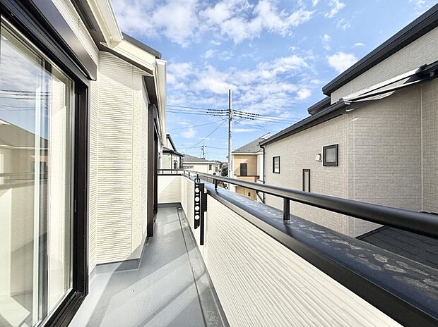 【バルコニー】■ 朝のコーヒーや夜の星空を楽しむ、癒しの場所