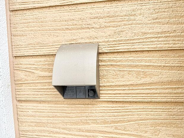 【屋外コンセント】■室内のコンセントから延長コードを引っ張る手間がなくなります。