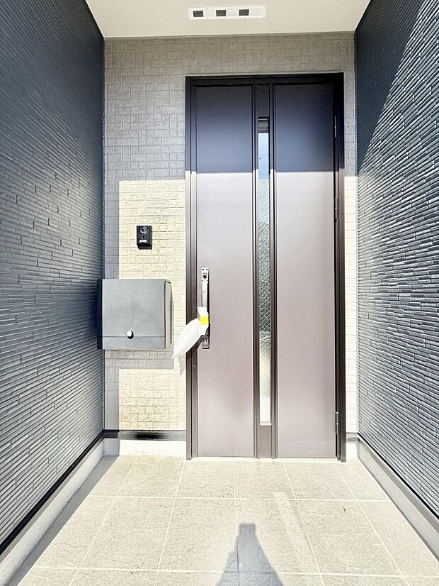 【玄関】■ 帰るたびにホッとする、安心感のある佇まい