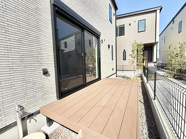 【その他現地】■天気の良い日はウッドデッキでのんびり日向ぼっこ