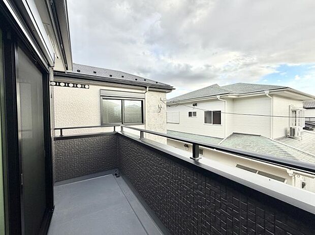 【バルコニー】■ 朝のコーヒーや夜の星空を楽しむ、癒しの場所