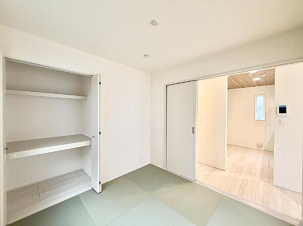 【リビング以外の居室】■落ち着いた色合いのお部屋で穏やかな時間を楽しめます