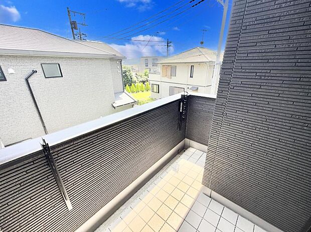 【バルコニー】■ 朝のコーヒーや夜の星空を楽しむ、癒しの場所