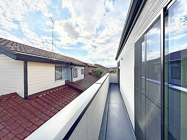 【バルコニー】■ 季節の移ろいを感じられる開放的な空間です