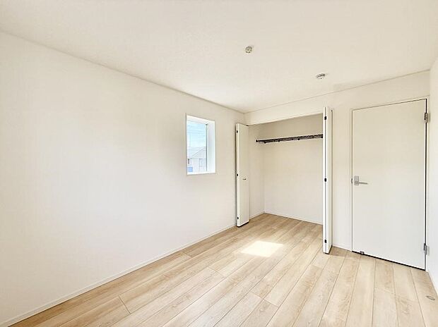 【リビング以外の居室】■落ち着いた色合いのお部屋で穏やかな時間を楽しめます