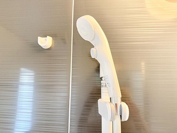 【止水シャワーヘッド】■手元で簡単に止水できるため、水の無駄遣いを減らすことができます。