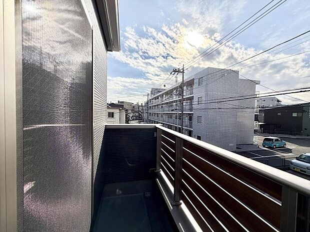 【バルコニー】■ 心地よい風と光を感じる、くつろぎのバルコニー