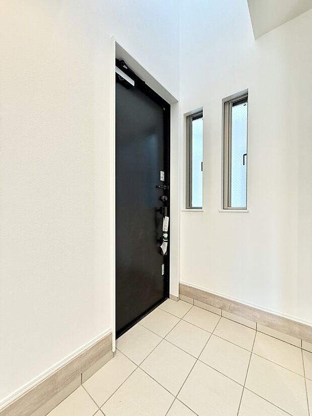 【玄関】■ 家族やゲストをやさしく迎える、心地よい空間