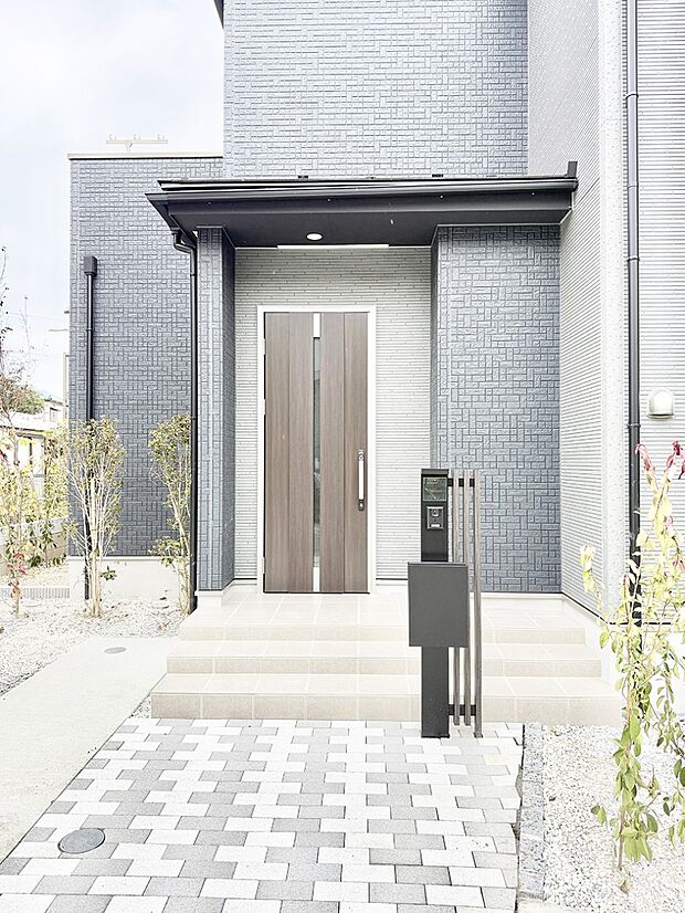 【玄関】■ シンプルで美しく、住まいの第一印象を彩る玄関です