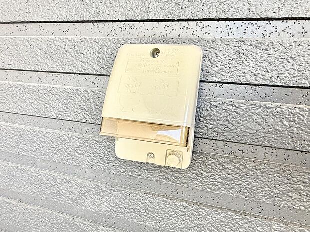 【屋外コンセント】■屋外に電源コンセントがあれば、高圧洗浄機で窓や外壁を掃除するなど便利です。