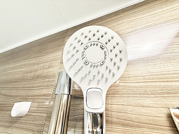 【止水シャワーヘッド】■手元で簡単に止水できるため、水の無駄遣いを減らすことができます。