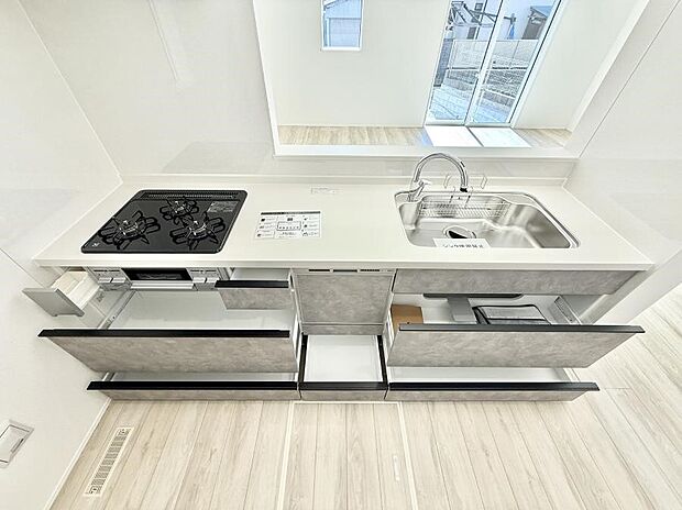 【寝室】■シンプルな空間で、収納付きベッドやデスクなど、多機能な家具を活用しやすいです