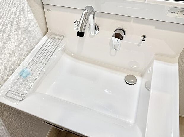 【ハンドシャワー付洗面台】■細かい部分まで洗いやすく便利なハンドシャワー付き