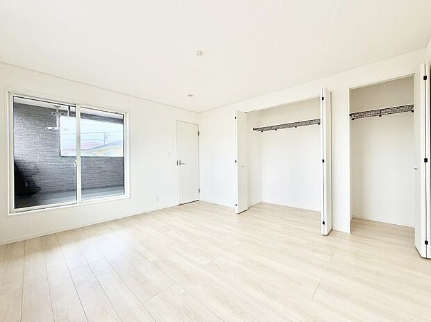 【寝室】■シンプルな空間で、収納付きベッドやデスクなど、多機能な家具を活用しやすいです