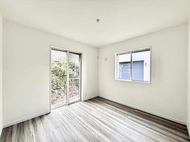 【寝室】■窓の配置や通気性の良い設計で部屋の空気がこもらず、常に新鮮な空気が流れます