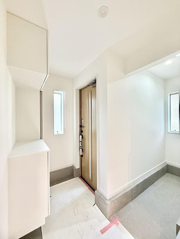 【玄関】■ 家族やゲストをやさしく迎える、心地よい空間