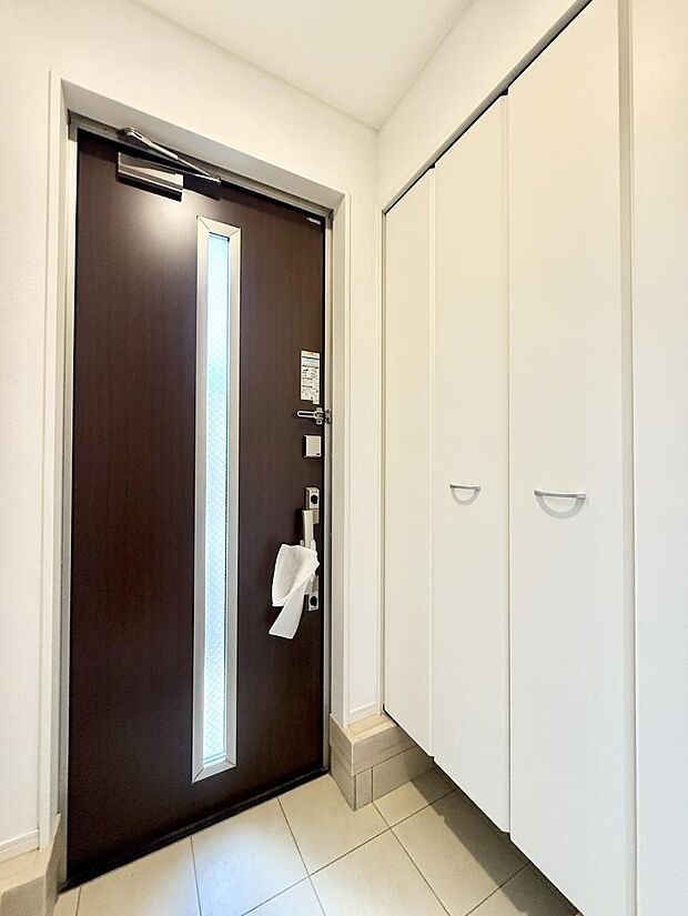 【玄関】■ 毎日を気持ちよく迎える、明るく温もりのある玄関