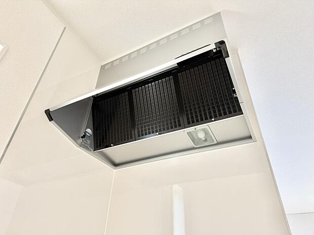 【レンジフード】■調理時の蒸気や匂いが換気扇に誘導され、効率的に排煙ができます。