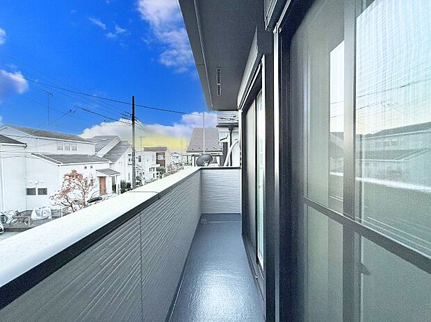 【バルコニー】■ 季節の移ろいを感じられる開放的な空間です