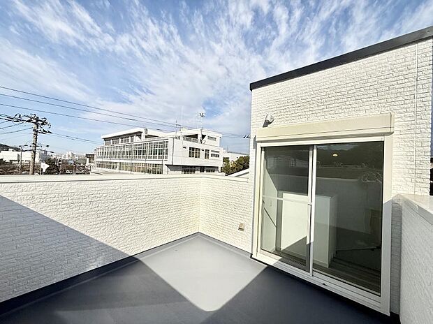 【バルコニー】■ 季節の移ろいを感じられる開放的な空間です