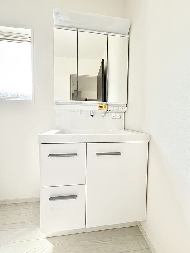 【洗面台・洗面所】■明るい洗面所は毎朝の歯磨きも楽しくできちゃいそうです♪