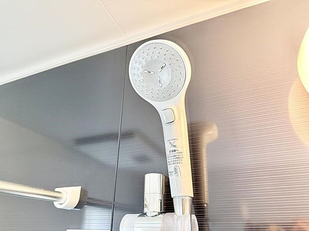 【止水シャワーヘッド】■手元で簡単に止水できるため、水の無駄遣いを減らすことができます。