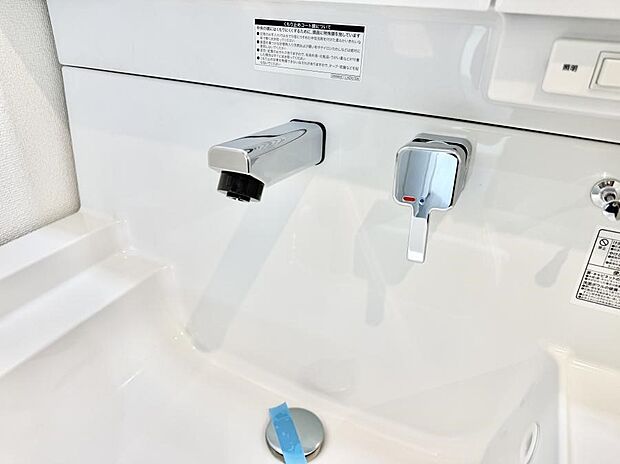 【ハンドシャワー付洗面台】■細かい部分まで洗いやすく便利なハンドシャワー付き