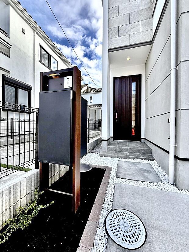 【玄関】■ シンプルで美しく、住まいの第一印象を彩る玄関です