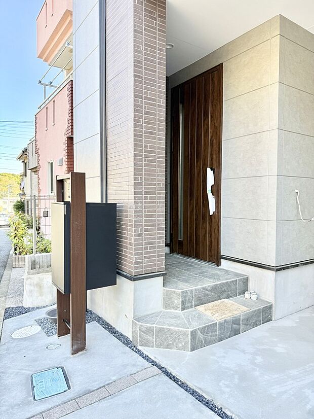 【玄関】■ 帰るたびにホッとする、安心感のある佇まい