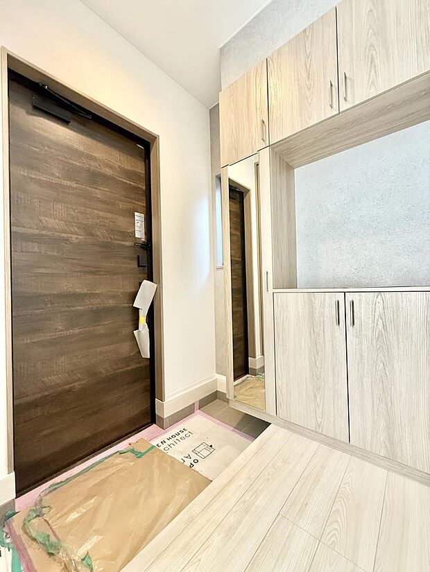 【玄関】■ 家族やゲストをやさしく迎える、心地よい空間