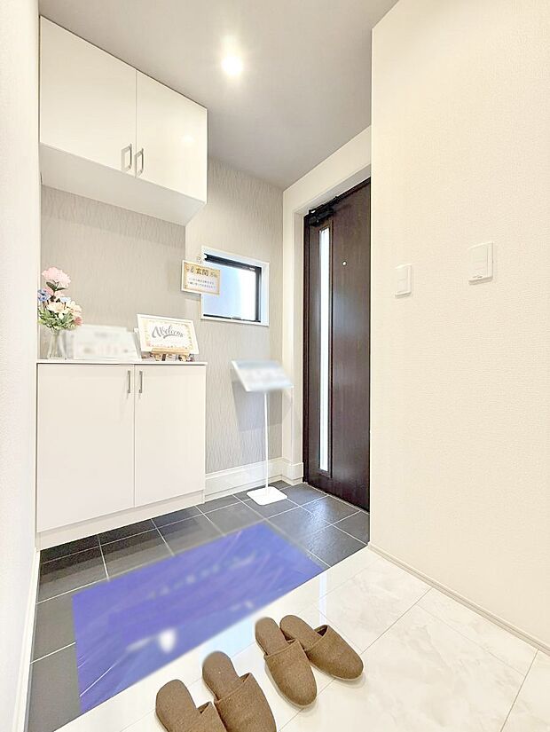 【玄関】■ 家族やゲストをやさしく迎える、心地よい空間