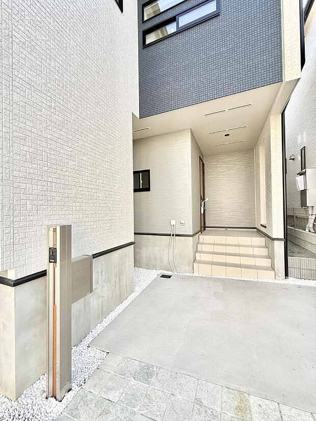 【玄関】■ シンプルで美しく、住まいの第一印象を彩る玄関です