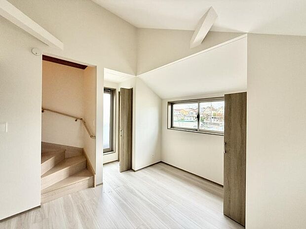 【寝室】■窓の配置や通気性の良い設計で部屋の空気がこもらず、常に新鮮な空気が流れます