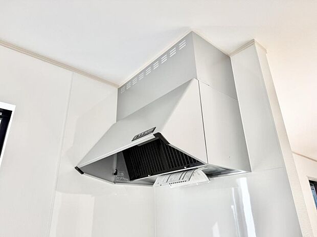 【レンジフード】■調理時の蒸気や匂いが換気扇に誘導され、効率的に排煙ができます。