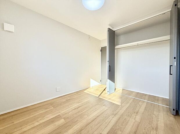 【寝室】■シンプルな空間で、収納付きベッドやデスクなど、多機能な家具を活用しやすいです