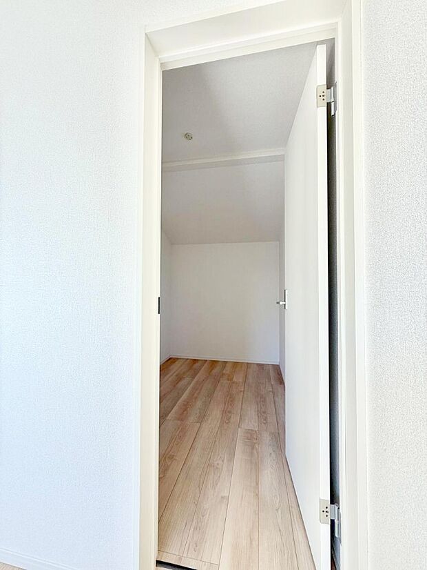 【収納】■季節の洋服も、思い出の小物もすっきり収納できるウォークインクローゼット付