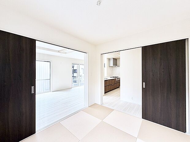【リビング以外の居室】3号棟  ■落ち着いた色合いのお部屋で穏やかな時間を楽しめます