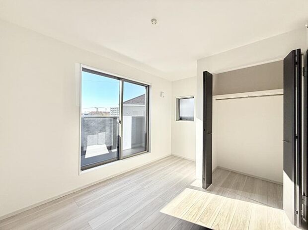 【寝室】■窓の配置や通気性の良い設計で部屋の空気がこもらず、常に新鮮な空気が流れます