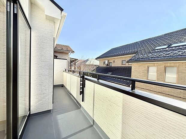 【バルコニー】■ 季節の移ろいを感じられる開放的な空間です