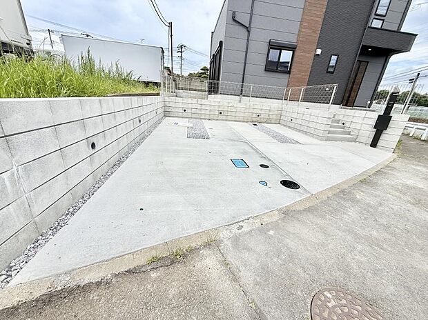 【駐車場】1号棟  ■自宅にある駐車スペースなので安心ですね