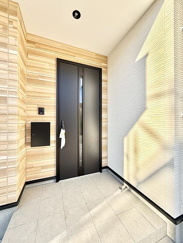 【玄関】■ シンプルで美しく、住まいの第一印象を彩る玄関です