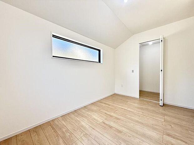 【寝室】■窓の配置や通気性の良い設計で部屋の空気がこもらず、常に新鮮な空気が流れます